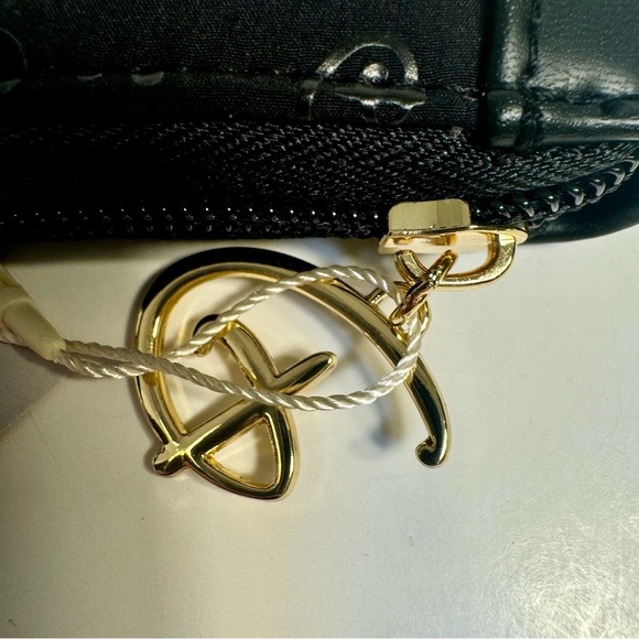 NWT. Disney small wallet. Disney’s Mickey Mouse zipper closure wallet - Picture 11 of 11